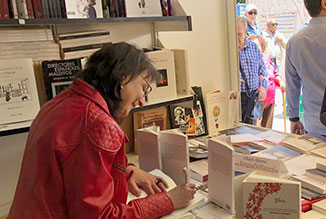 Charo firmando su libro (1)