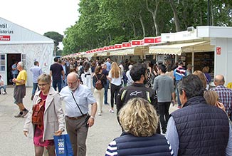 Ambiente en la Feria del Libro de Madrid (1)