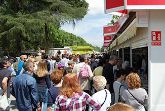 Ambiente en la Feria del Libro de Madrid (2)