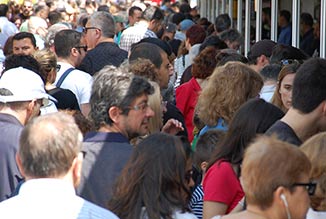 Ambiente en la Feria del Libro de Madrid (3)